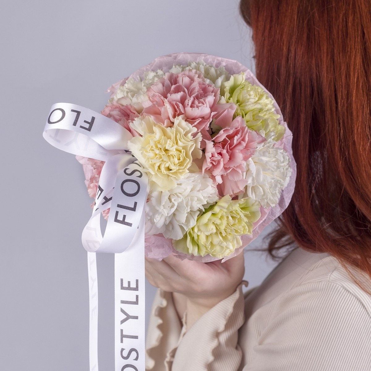 Недорогой букет в коробке с диантусами